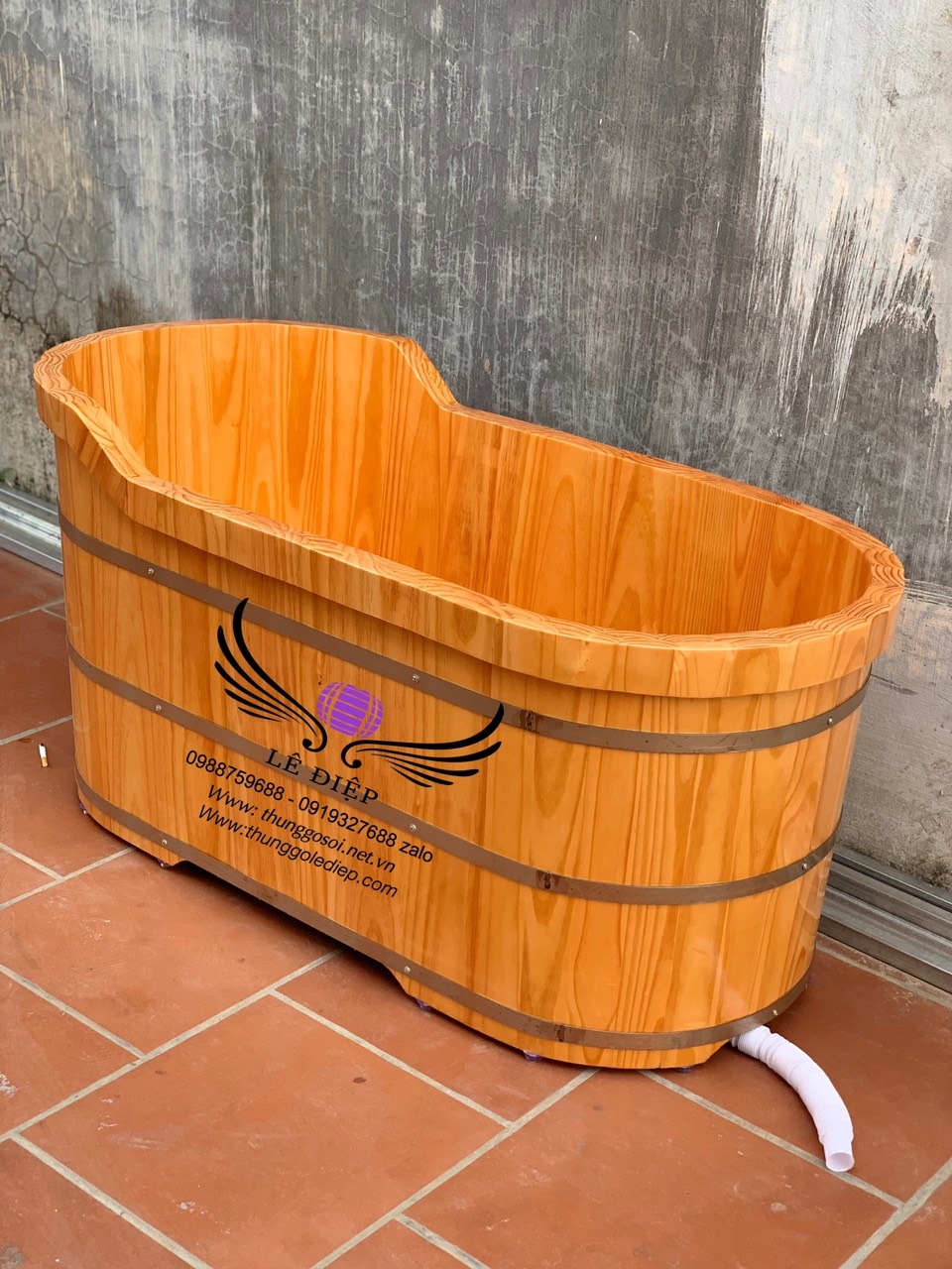 bồn tắm bằng gỗ thông